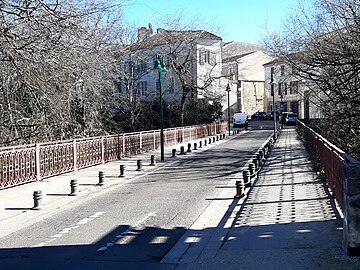 Pont de Saint-Jean-d'Août sur la Douze prolongé par la rue Armand-Dulamon