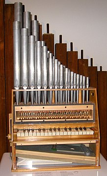 Reconstitution d'un orgue portatif.