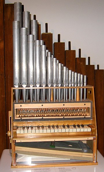 Reconstitution d'un orgue portatif.