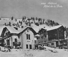 Im Vordergrund die Poststelle, im Hintergrund das Hôtel de la Poste (Foto ca. 1960)