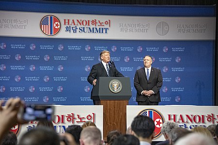 Tập_tin:President_Trump_and_Secretary_Pompeo_Speak_to_the_Press_(46512867264).jpg