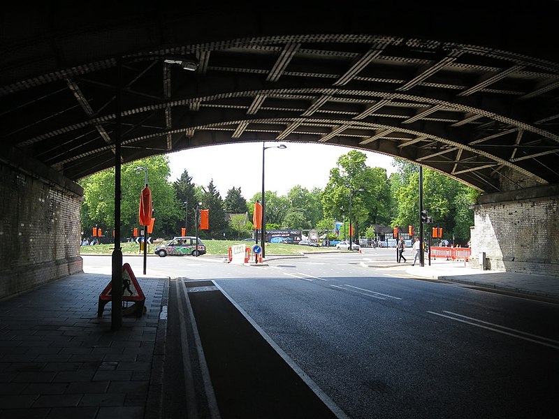 File:Prince of Wales Drive approaching Queen's Circus - geograph.org.uk - 4547433.jpg