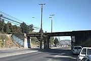Puente ferroviario para el subramal a Hualpencillo del ramal San Rosendo - Talcahuano, con origen desde estación Arenal, biotrén. El puente atraviesa la calle Alto Horno. Concepción, diciembre de 2019