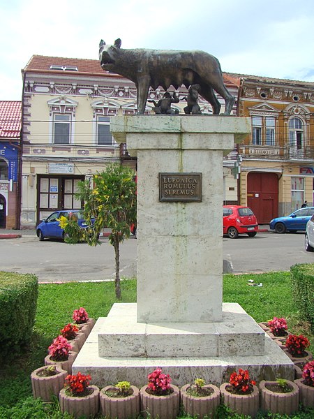 File:RO MS Statuia Lupoaicei din Reghin (1).jpg
