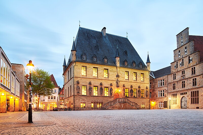 File:Rathaus Osnabrück und Stadtwaage bei Dämmerung.jpg