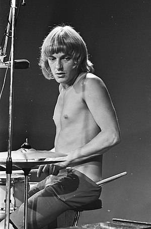 Drummer Robert Wyatt was de eerste en enige zanger van Soft Machine.  Na zijn vertrek werd de groep volledig instrumentaal.