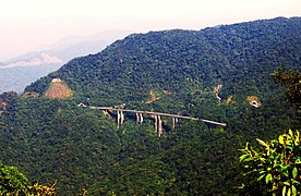 Tramo de la Rodovia dos Imigrantes atravesando la sierra.