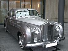 Der Hintermann und sein Chauffeur sind in einem Rolls-Royce Silver Cloud I unterwegs.