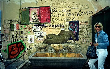 La Fontana del Babuino en 2002, état avant restauration.