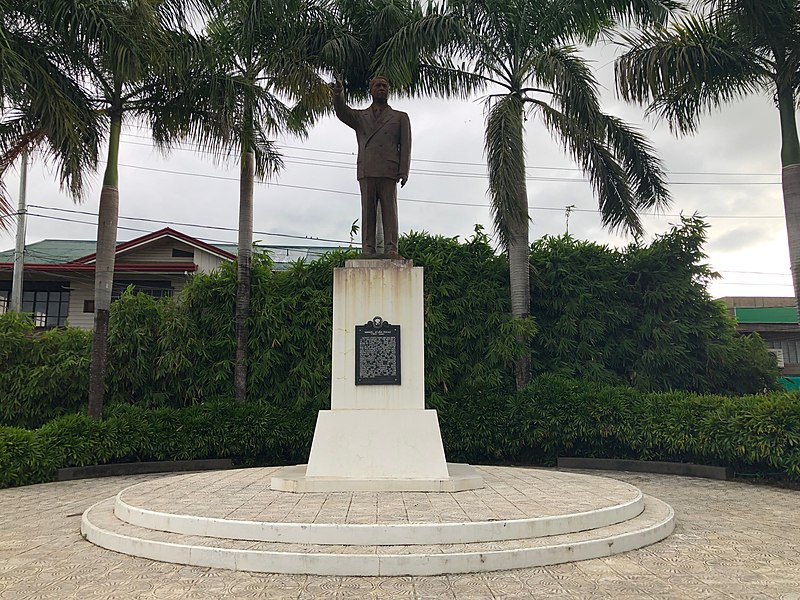 File:Roxas Monument in Roxas City.jpg