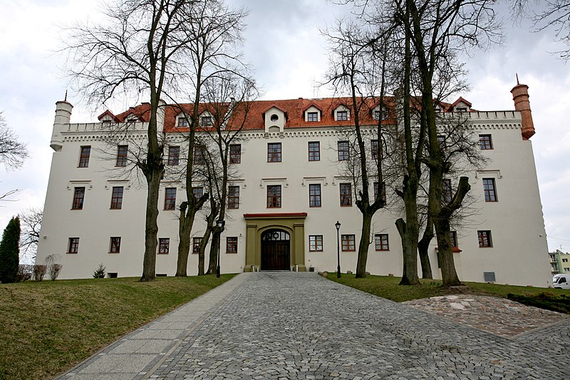 File:Ryn castle west 2011.jpg