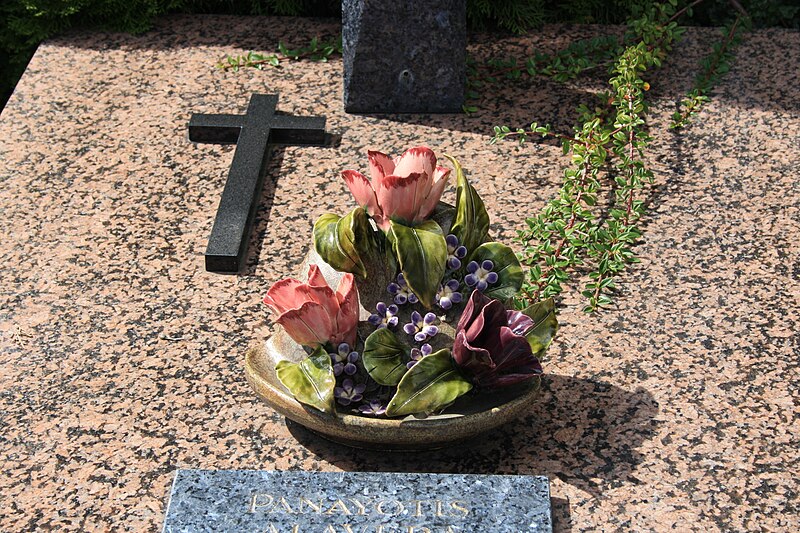 File:Saint Remy les Chevreuse Cemetery Fake Ceramic Flowers 13.jpg