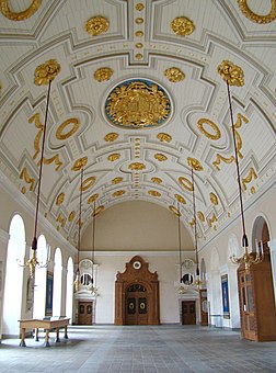 La Salle des pas perdus du Parlement de Bretagne entièrement restaurée à l’identique après l’incendie de 1994. (définition réelle 1 892 × 2 556)