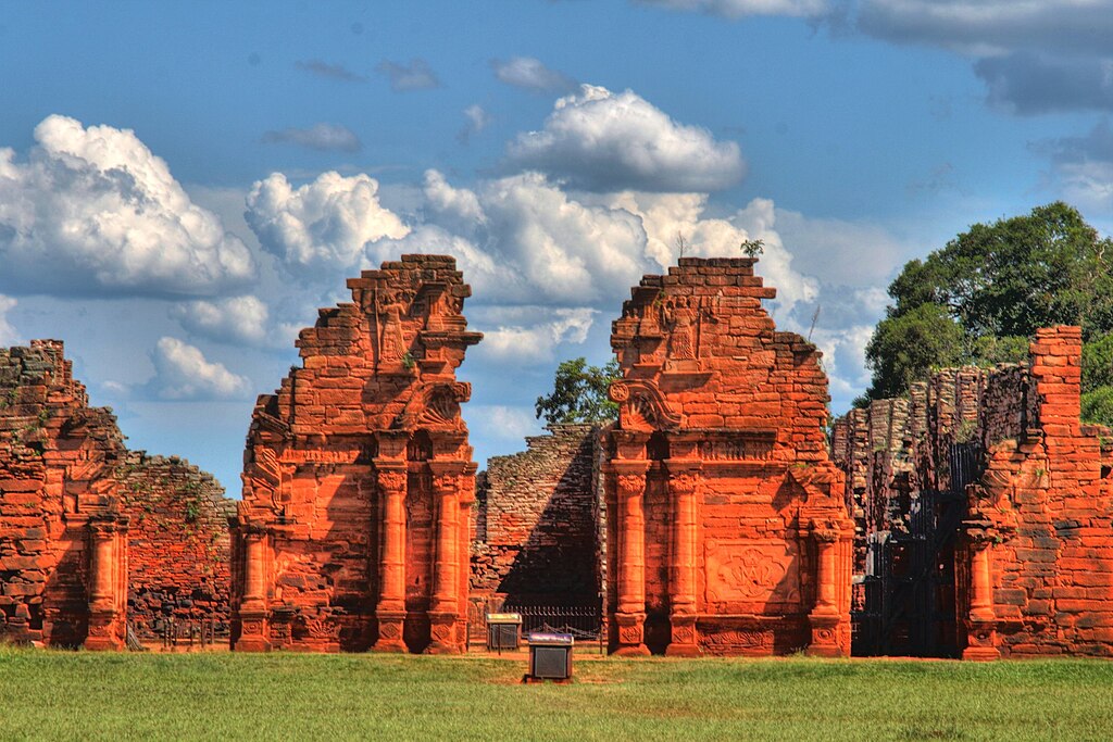 Jesuitenreduktion San Ignacio Mini: Blick auf das Portal der Kirchenruine (UNESCO-Welterbe in Argentinien). San Ignacio Miní