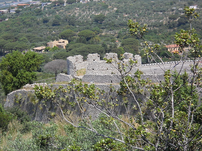 File:Santuario di Monte Sant'Angelo. Le Mura - Penultima torre 1.JPG