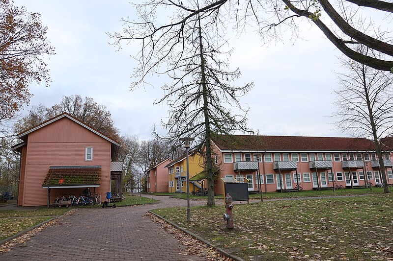 File:Schlumpfhausen in Holzhausen Höhe Haus 11 an der Hochschule Stralsund 2023-11-24.jpg