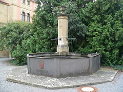 Brunnen im Schlossinnenhof mit Neippergwappen, 1839