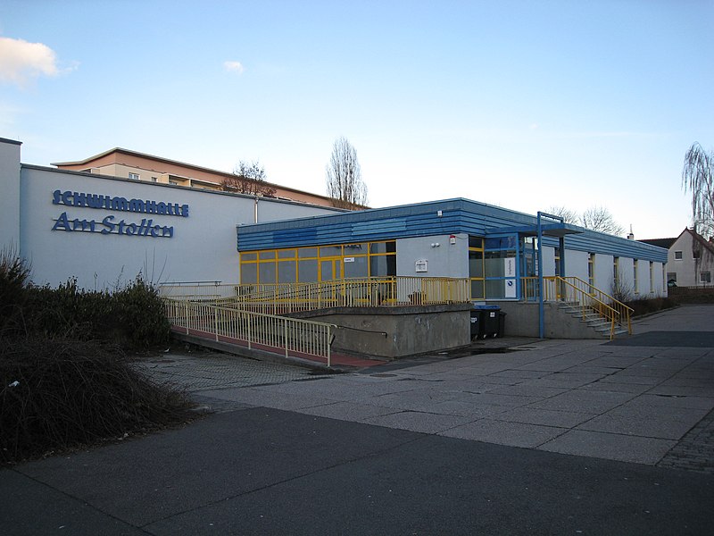 File:Schwimmhalle Am Stollen, Ilmenau.jpg