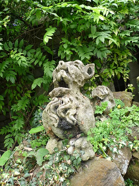 File:Sculpture at Moat Garden.JPG