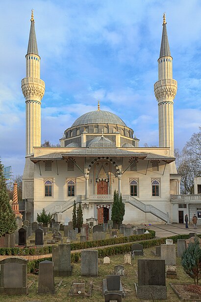 So kommt man zu Şehitlik-Moschee mit den Öffentlichen - Mehr zum Ort Hier