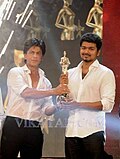 Thumbnail for File:Shah rukh khan giving best actor award to Vijay thalapathy for thuppakki film.jpg