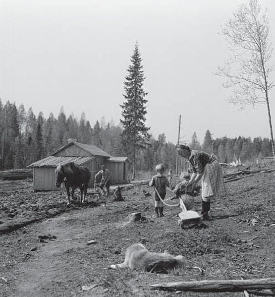 File:Siirtoväki raivaa kylmää tilaa.jpg