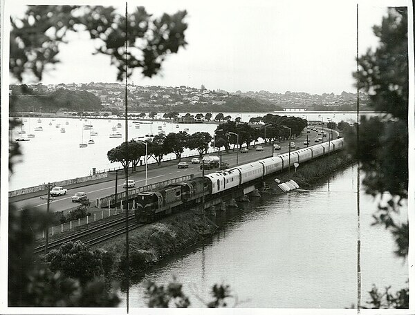 Silver Star arriving in Auckland alongside Hobson Bay and Tamaki Drive in March 1973, hauled by two DA class locomotives.