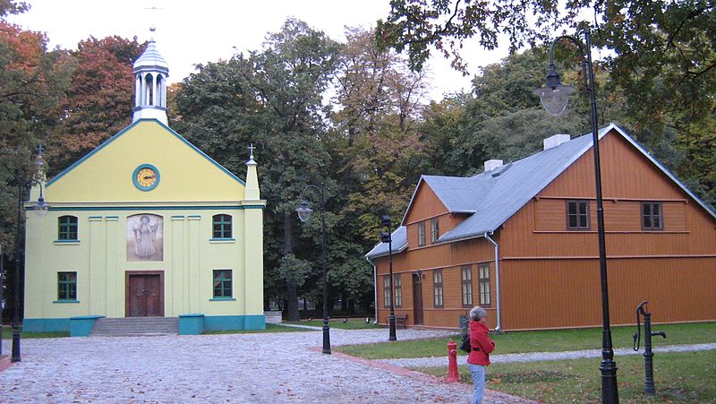 File:Skansen łódzkiej architektury drewnianej.jpg