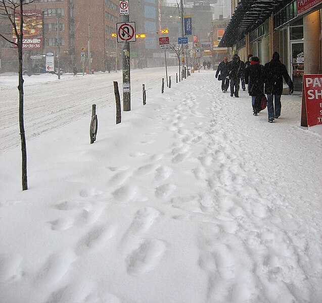 File:Snow @ Dundas & Church.jpg