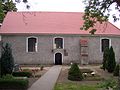 Kirche und Glockenstuhl mit Feldsteintrockenmauer