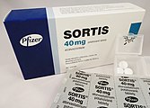 Čeština: Sortis, hromadně vyráběný léčivý přípravek, 1 tableta obsahuje 40 mg atorvastatinu. Výrobce Pfizer. English: Sortis, proprietary medicinal product, 1 tablet contains 40 mg of atorvastatin. Manufacturer Pfizer.