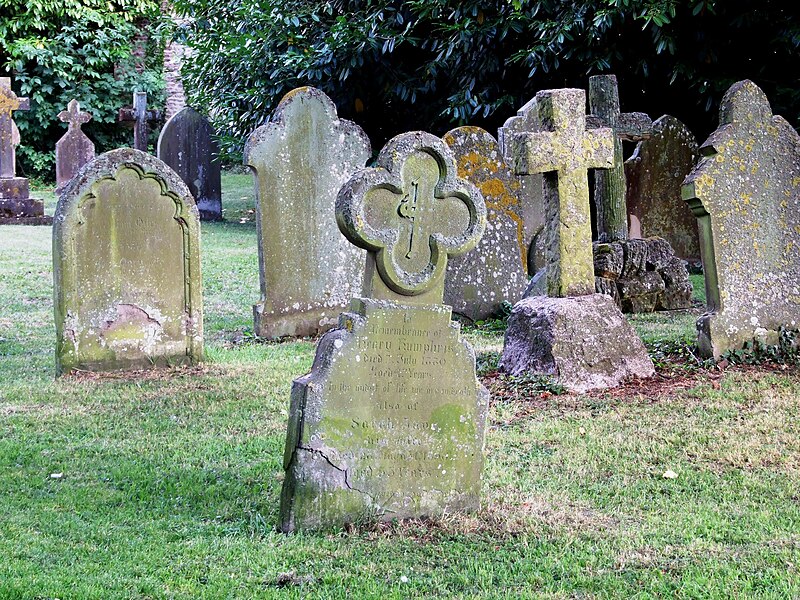 File:St Lawrence Churchyard, Lechlade.jpg