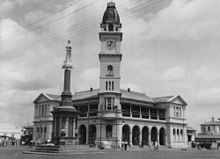 Bundaberg War Memorial in front of the Bundaberg Post Office, 1948