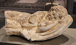Statue d'Amour couché, appartenant à un décor funéraire.