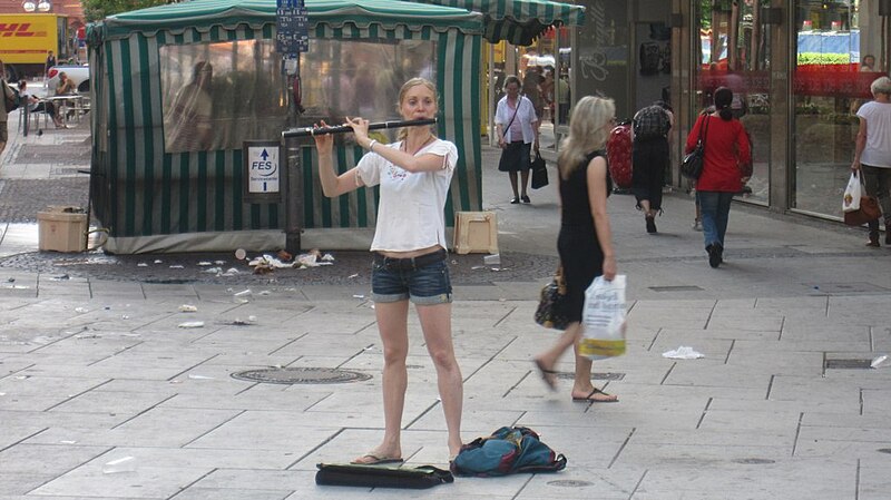 File:Street performers at Zeil Frankfurt.jpg