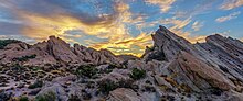 Sunrise di Vasquez Rocks Daerah Alam (30806496962).jpg