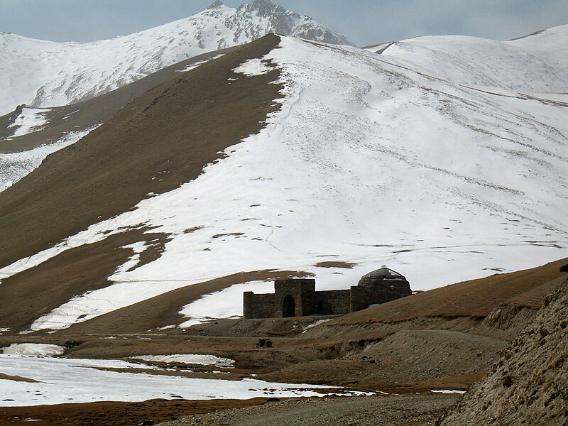 File:Tash Rabat in mountains.jpg