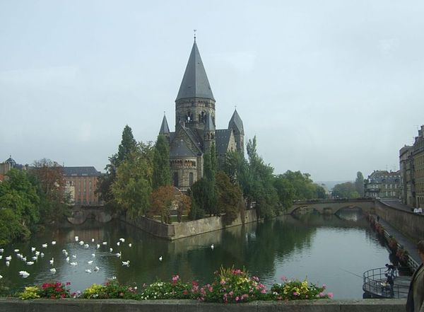 Bras de la Moselle, cernant l'île du Petit-Saulcy et le Temple Neuf de Metz.