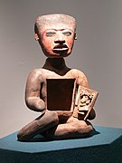 Figurilla sentada de cerámica. Museo de sitio de Teotihuacán.