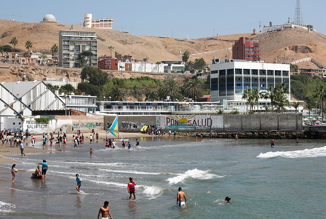 File:The Chorrillos Beach and the Hill (7005133890).jpg