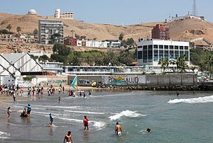 The Chorrillos Beach and the Hill (7005133890).jpg