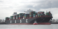 Containerschiff Al Riffa der United Arab shipping Reederei auf der Elbe, November 2013