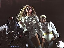 Beyoncé interpretando «Baby Boy» en Milán durante su gira The Formation World Tour (2016)