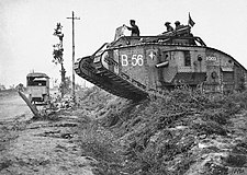 El tanc britànic Mark V (B56, 9003) del 2r Batalló, Tank Corps que travessa una rasa al costat d'una carretera de Lamotte-en-Santerre, el 8 d'agost de 1918.