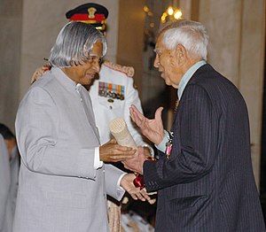 The President, Dr. A.P.J. Abdul Kalam presenting Padma Bhushan to Shri Hira Lall Sibal for his contribution to the cause of justice, at investiture ceremony in New Delhi on March 29, 2006.jpg