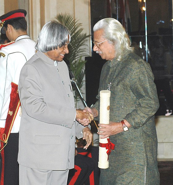 File:The President, Dr. A.P.J. Abdul Kalam presenting the Padma Vibhushan Award – 2006 to Shri Adoor Gopalakrishnan, a leading luminary of New Indian Cinema, in New Delhi on March 20, 2006.jpg