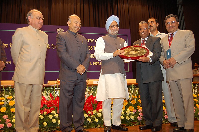 File:The Prime Minister, Dr. Manmohan Singh giving away the National Meritorious Performance Awards for the year 2004-05 and 2005-06 to the CMD, NTPC, Shri T. Sankaralingam, at a function, in New Delhi on March 21, 2007.jpg