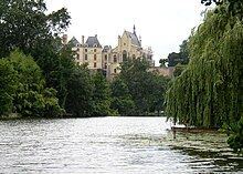 The chateau rises from the river at Thouars Thouars Chateau vu du Thouet.JPG