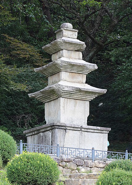 File:Three-story stone pagoda at Buseoksa.jpg