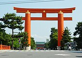 Tori ali tradicionalna japonska vrata. Heian-džingū. Sakjō-ku, Kjoto.